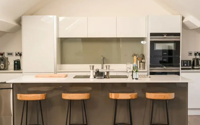 Larkrise, The Penthouse