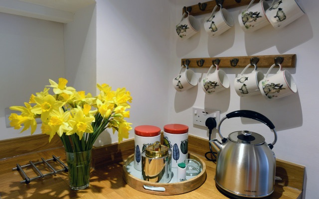 The Cwtch - Luxury Cottage, Sea Views, Pet Friendly