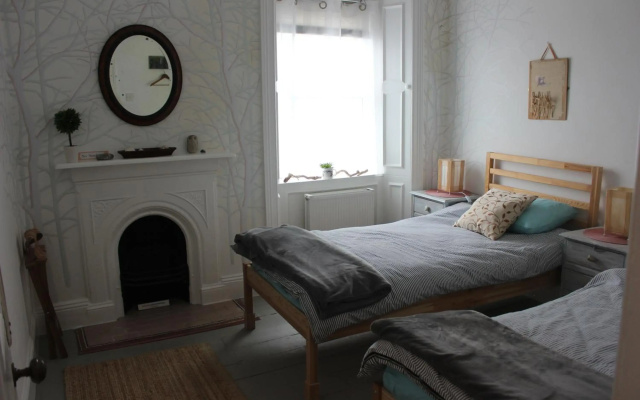 Johnston House: Historic Village Retreat
