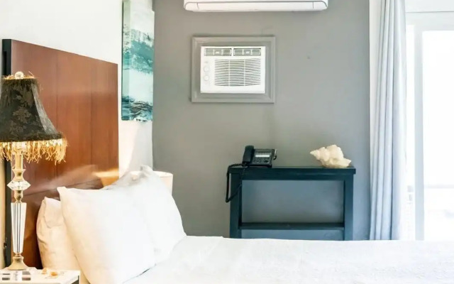 Seaside Laguna Inn & Suites