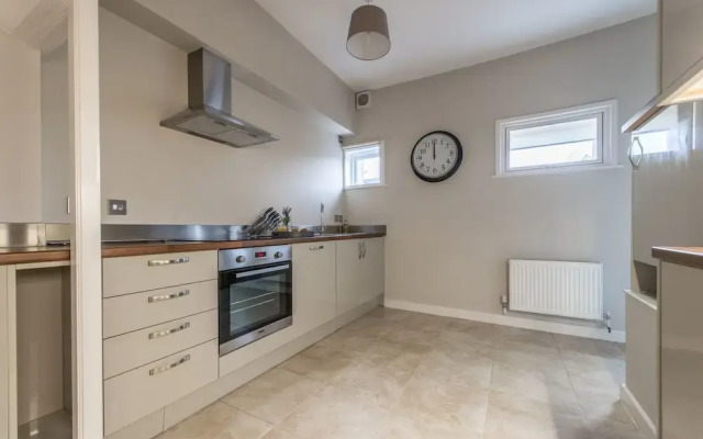 Central Apartment Facing Windsor Castle