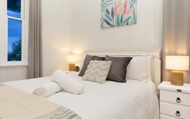 The Indooroopilly Queenslander - 4 Bedroom Family Home - Private Pool - Wifi - Netflix – Guest Rooms – Brisbane