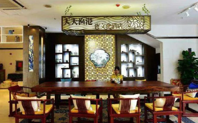 Tiantian Fishing Port Ceramics Hotel (Jingdezhen People's Square High-speed Railway Station)