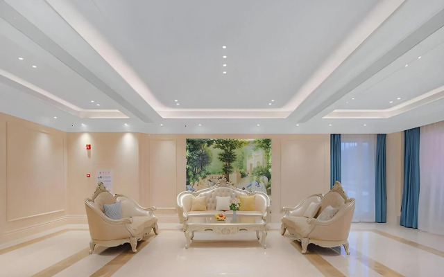 Vienna International Hotel (Causeway Bay Plaza Honggutan Center Nanchang)