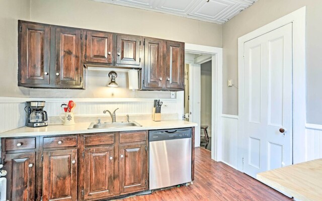 Centrally Located Apt in Victorian Mansion!