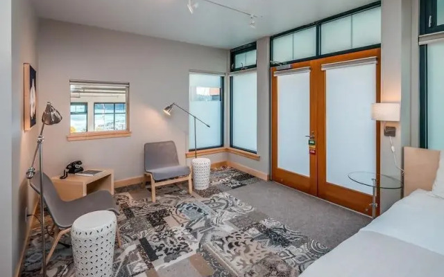 Island Inn at 123 West