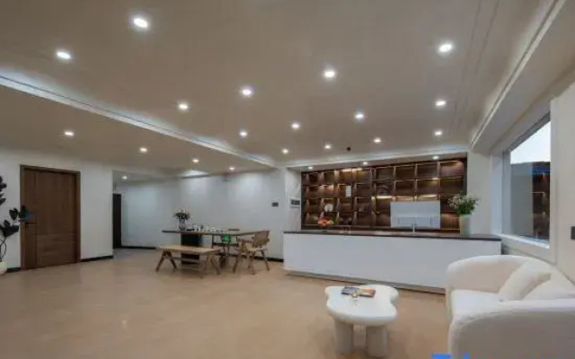 Shangri-La Qinghuan Scenic Homestay (Dukezong Ancient City Dafosi Prayer Wheel)