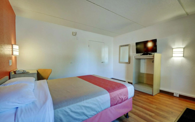 Motel 6 Chicopee, MA - Springfield