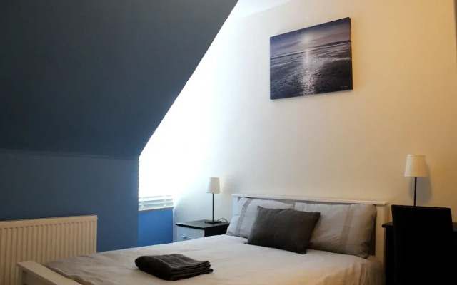 New 4 Bedroom Coventry House Sleeps 7