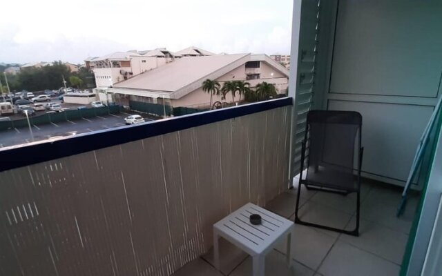 Studio in Le Gosier, with Pool Access, Furnished Balcony And Wifi - 10 M From the Beach