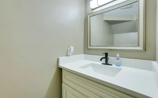 Near Airport & Interstate: Houston Area Townhome