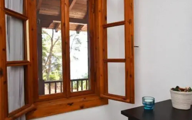 Squirrel Beach Front Villa, Metamorfosi
