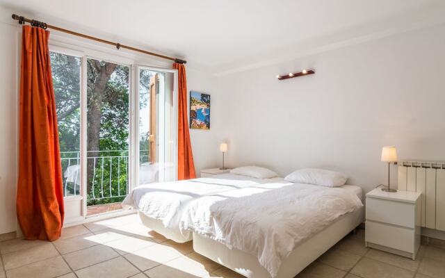 Spacious Villa in La Gaude With Swimming Pool