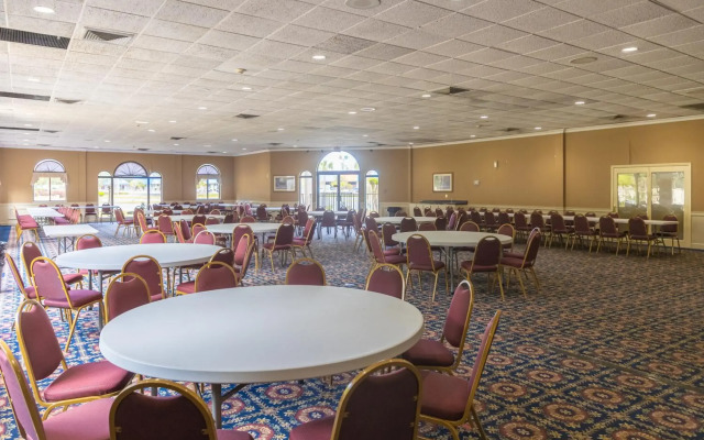 Cottonwood Suites Savannah Hotel & Conference Center
