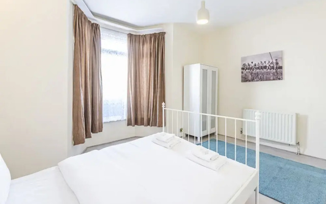 Spacious 4 Bed Apartment Near Tooting Gardens