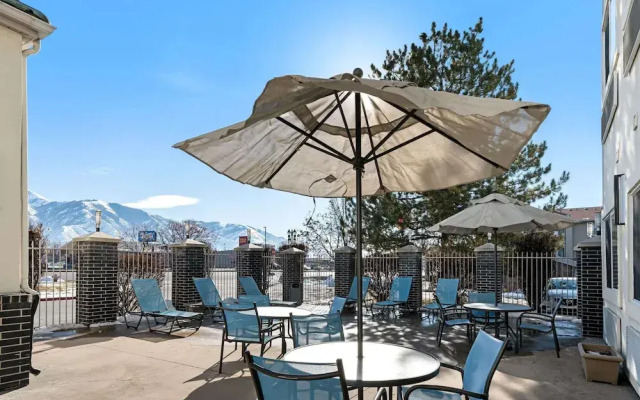 Crystal Inn Hotel & Suites - Logan