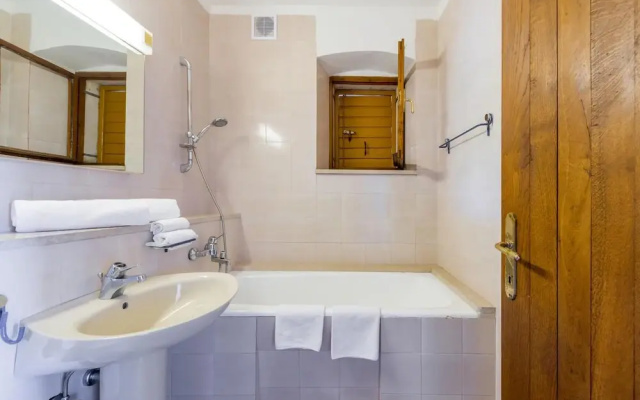 Stunning Home in Milna With 5 Bedrooms and Wifi