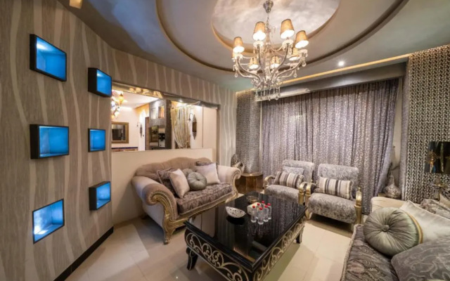 Luxury Three bedroom Apt Al Yasmin