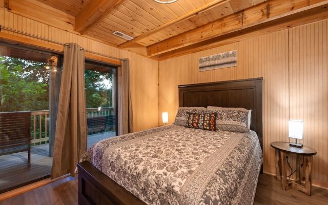 Pappy's Peak 2 Bedroom Cabin by RedAwning