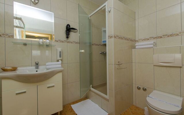 Apartment and Rooms Ana