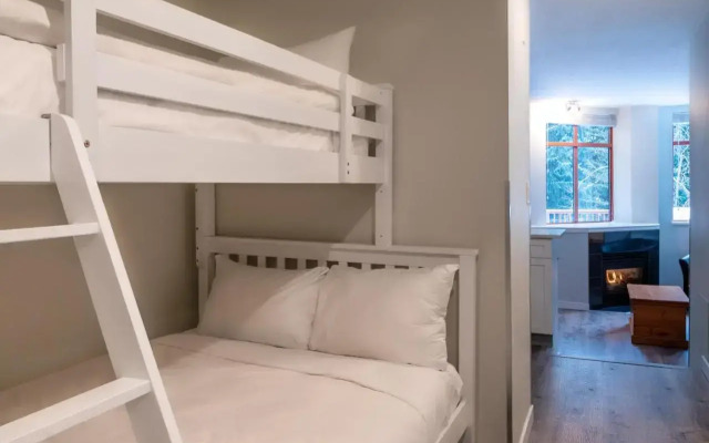 Alpenglow Lodge Family Studio with Murphy Bed by MVA