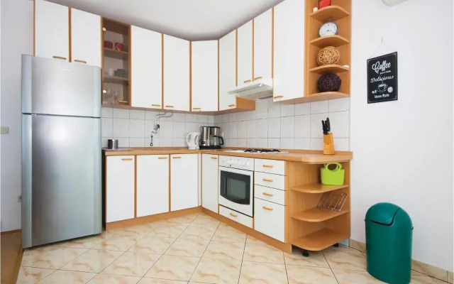 Three-Bedroom Apartment in Pirovac