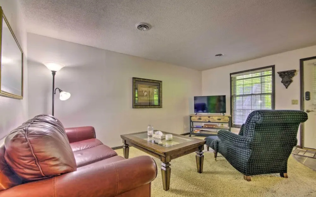 Cozy Hallsville Apartment w/ Shared Hot Tub!