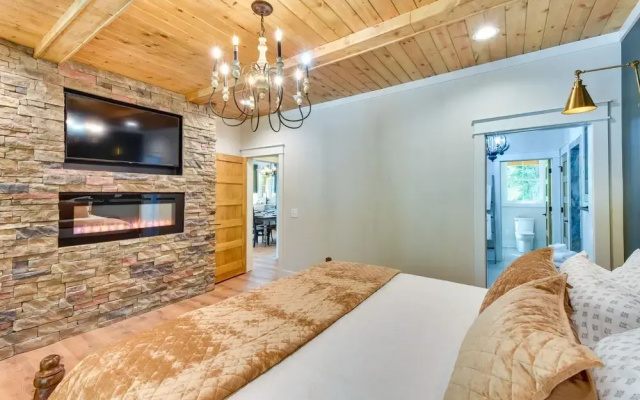 Luxurious Clarkesville Cabin w/ Decks & Fire Pit