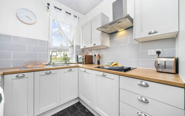 Two Bedroom Apartment by Klass Living Serviced Accommodation Motherwell - Anderson Apartment With WiFi &Parking