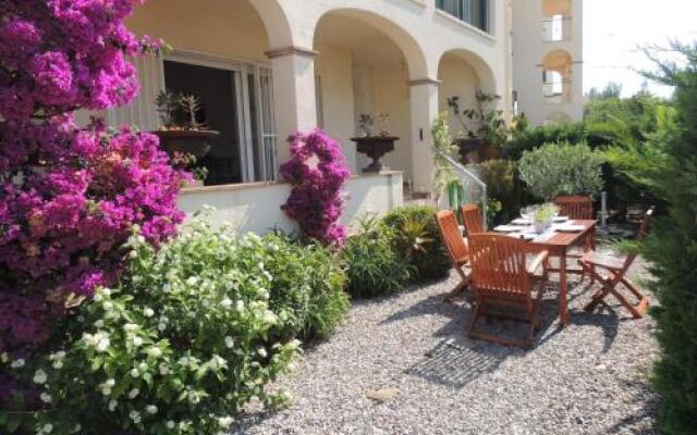 Apartamento con jardín y parking cerca del mar en Roses
