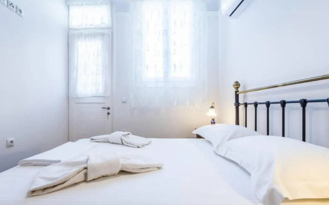 Neoclassical apartment with 3 bedrooms in Piraeus