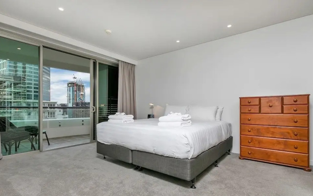 QV Deluxe Waterside Apartment - 851
