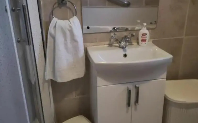 Self Contained 2 Bedrooms House Free Parking
