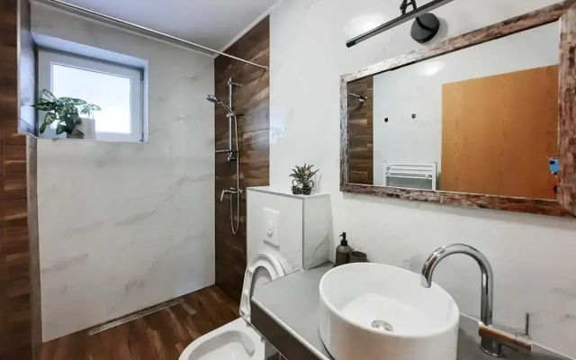 Deerwood-2-Storey Garden Apartment with Castle view Balcony