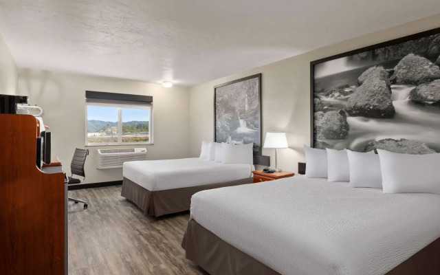 Super 8 by Wyndham Roseburg