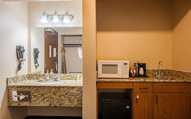 Quality Inn & Suites Pacific Seattle