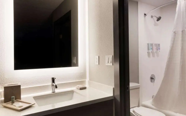 Super 8 by Wyndham Meadow Wood Courtyard