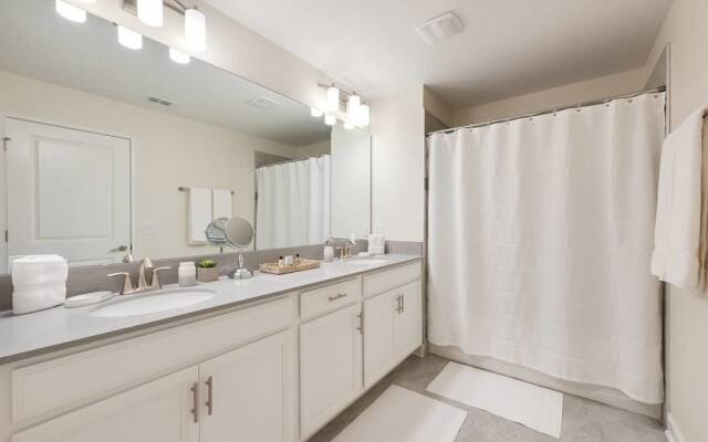 Modern and Spacious 5 bed Home Resort