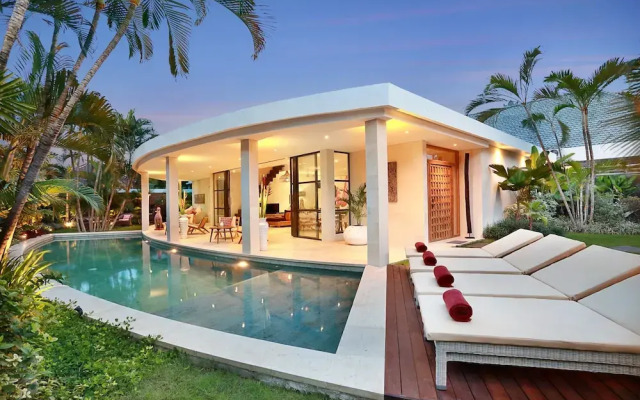Seminyak White Design Villa
