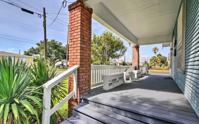 2 Mi to Beach & Seawall: Quaint Home in Galveston!
