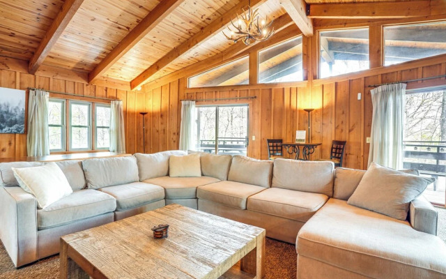 Treehouse-style Cabin, 1 Mi to Massanutten Resort