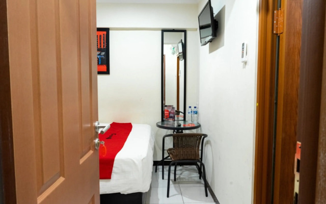RedDoorz near Setrasari Mall 4