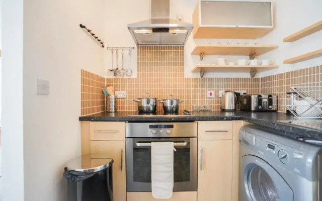 Rowsby Court - Stylish Apartment with Private Parking