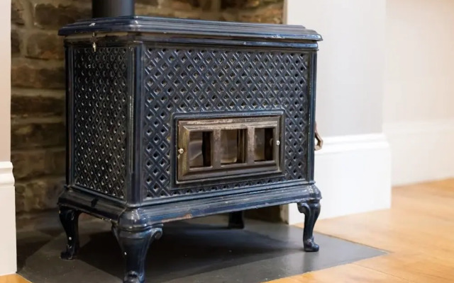 Modern 2BR Home in Dalston W/balcony, Fits 4