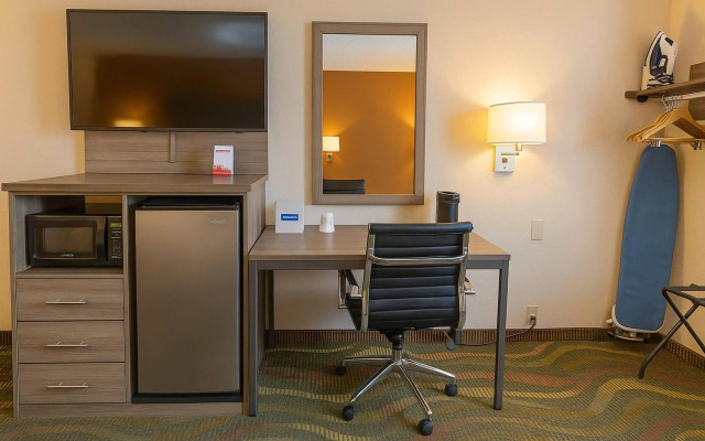 Travelodge by Wyndham Muskegon