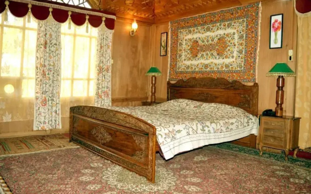New Maharaja Palace Group of Houseboat's