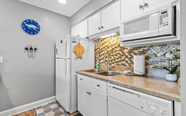 Colony Beach Club 210