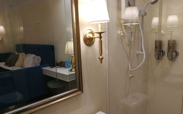 1 Day Car Hotel Station 18