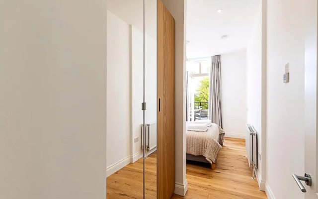 Stylish Chelsea Escape With Private Outdoor Oasis!
