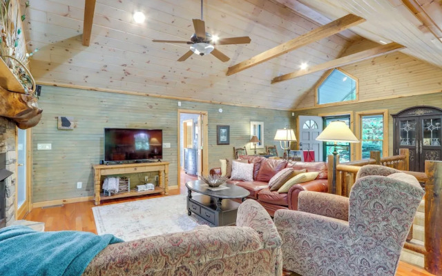 Hot Tub, Decks & Creek Access: Mccaysville Cabin!